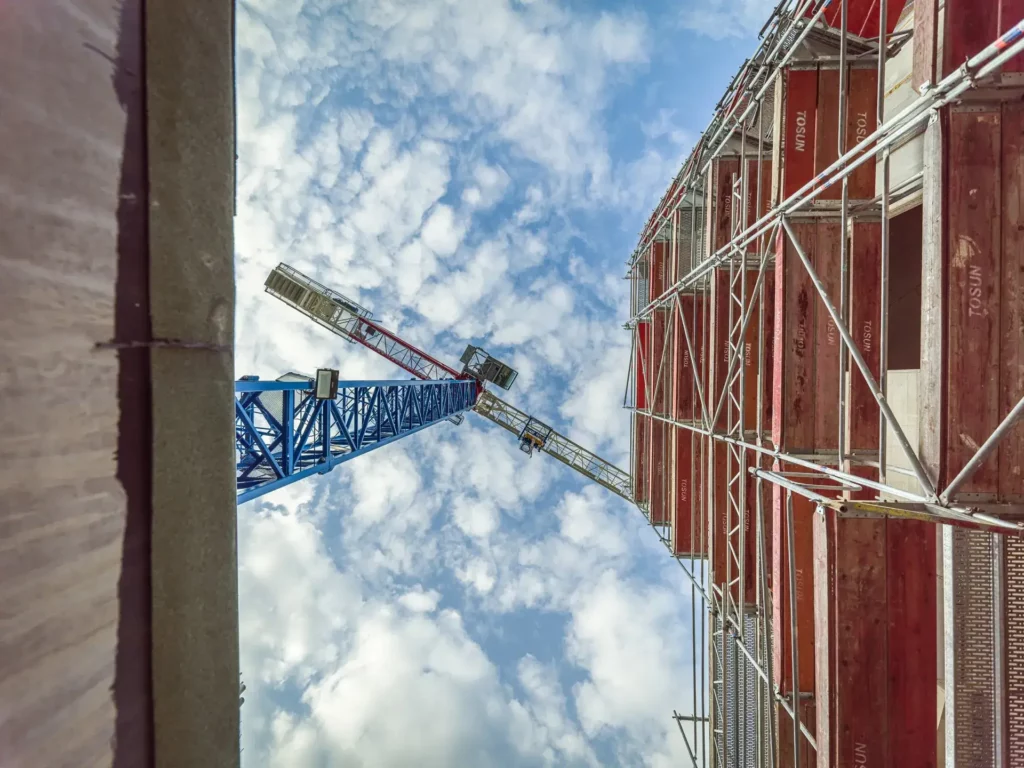 Fassadengerüst von Tosun Gerüstbau am Bauprojekt Zederbaum in Wiesbaden