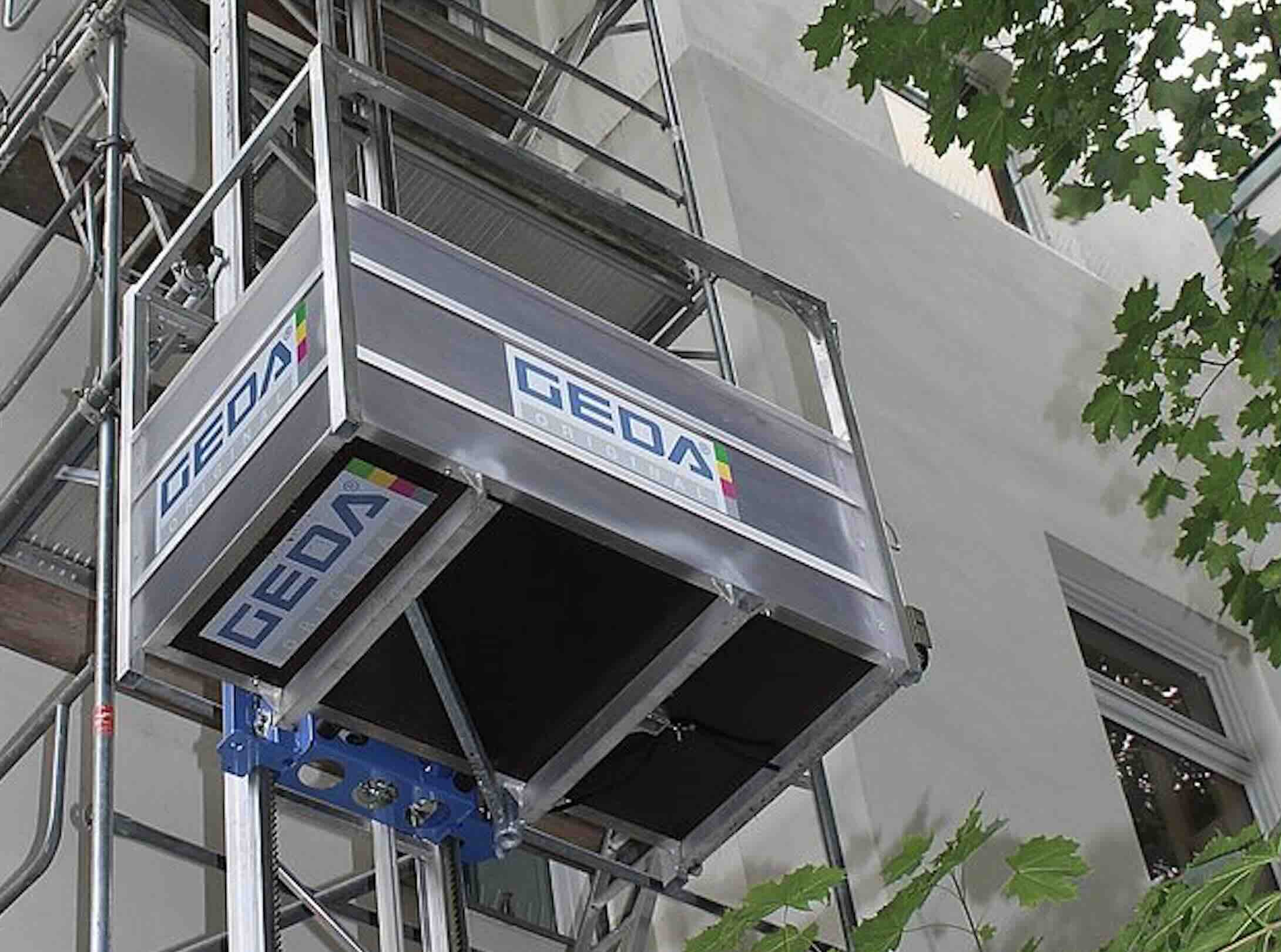 GEDA-Bauaufzug an einer Baustelle von Tosun Gerüstbau